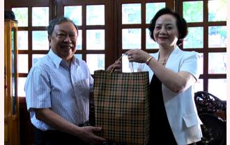 Bí thư Tỉnh ủy Phạm Thị Thanh Trà thăm, tặng quà các đồng chí nguyên Thường trực Tỉnh ủy